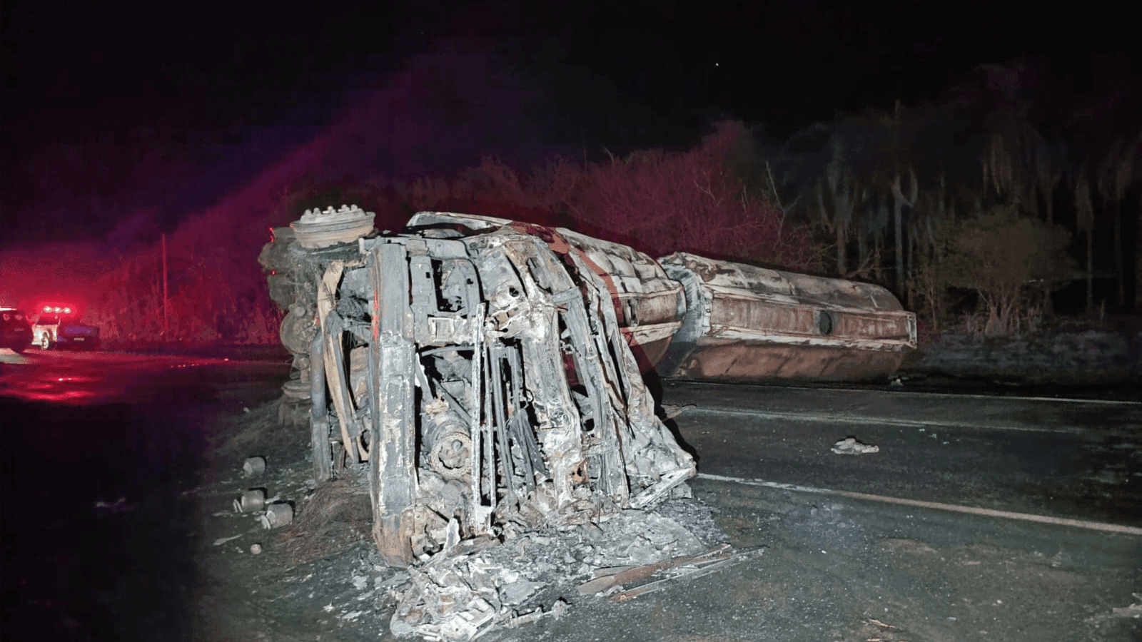 A carreta ficou completamente destruída pelas chamas