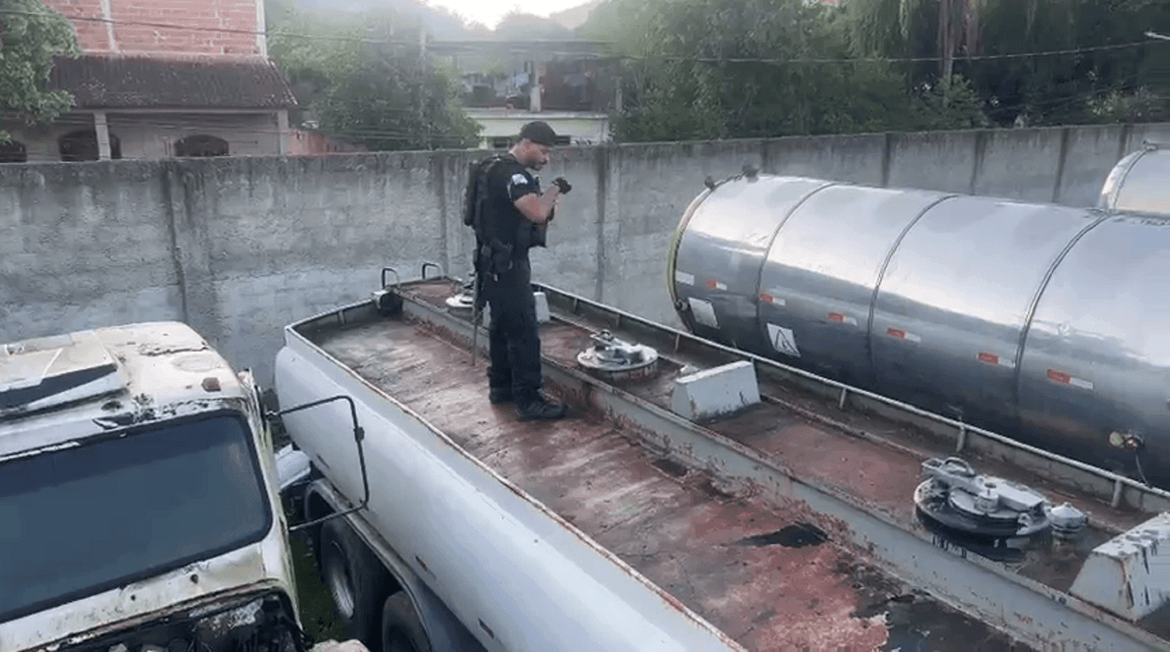 Agentes da Polícia Civil investigam furto de petróleo em Duque de Caxias