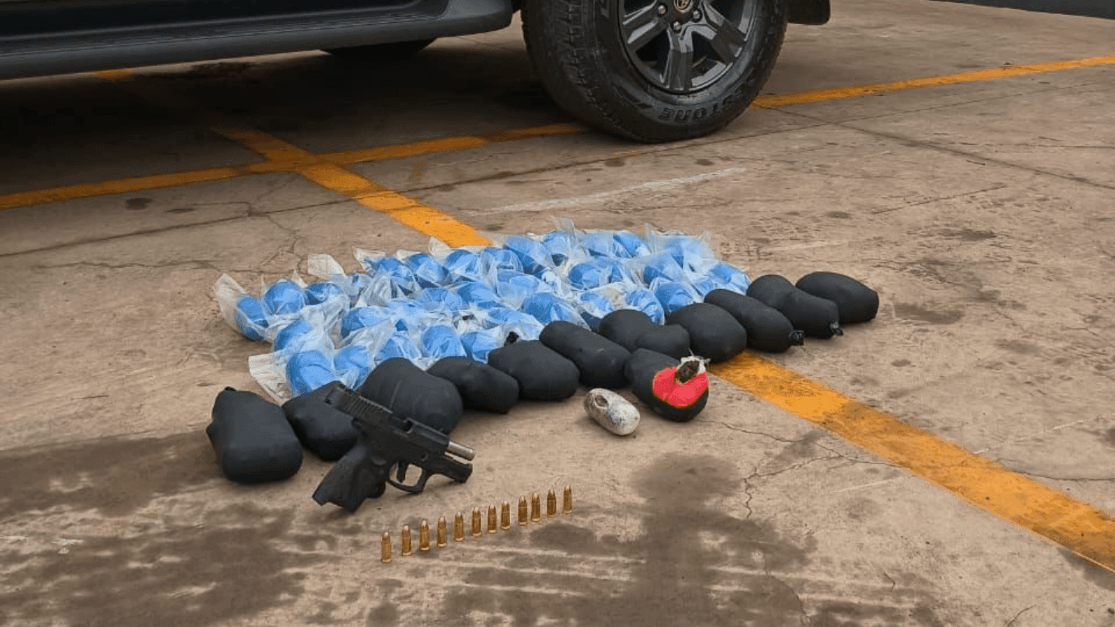 Eles estavam de posse de haxixe, uma pistola e drogas
