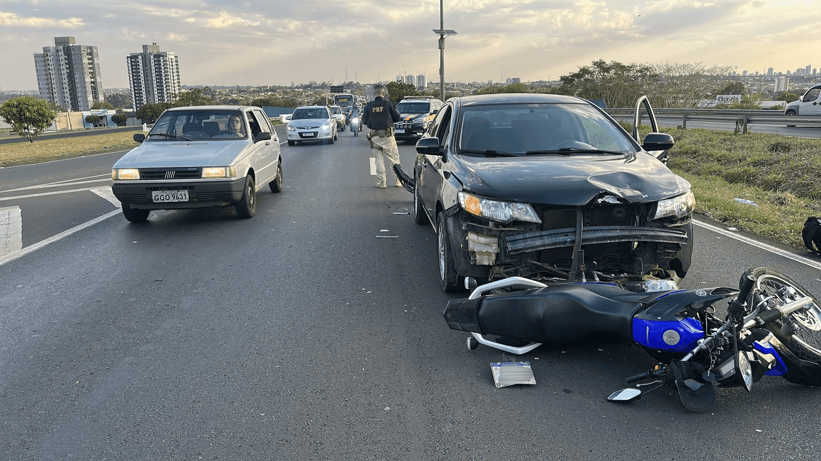 Foi constatado que o motorista do carro não tem habilitação