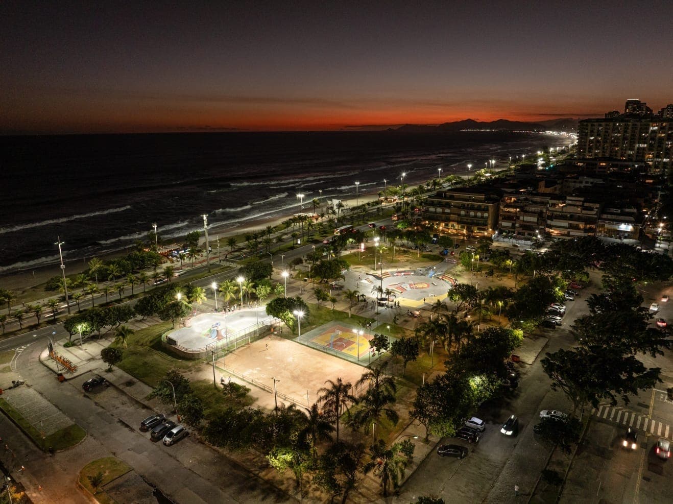 Foram instaladas 57 luminárias de LED, com aumento de potência para melhorar a qualidade da iluminação