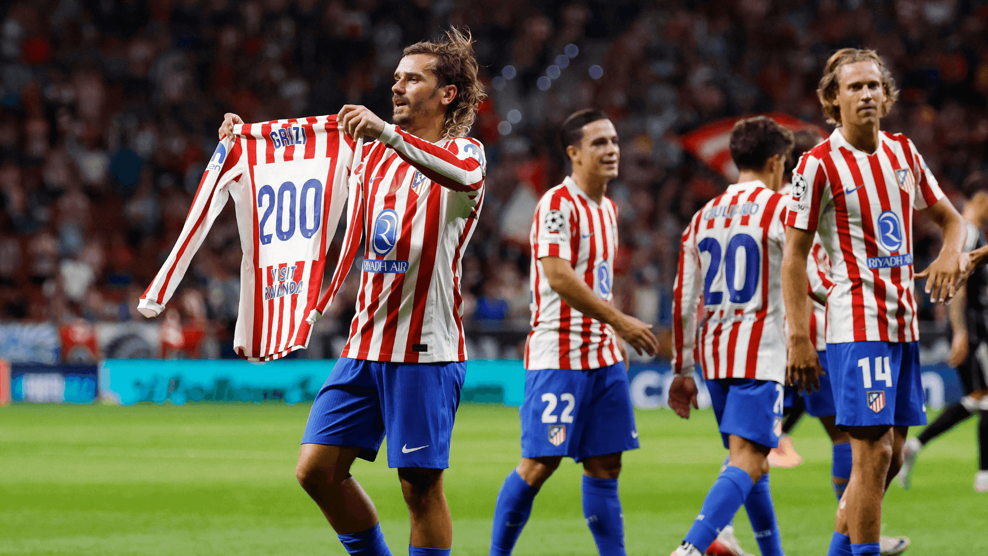 Griezmann exibe a camisa especial após alcançar 200 gols pelo Atlético de Madrid
