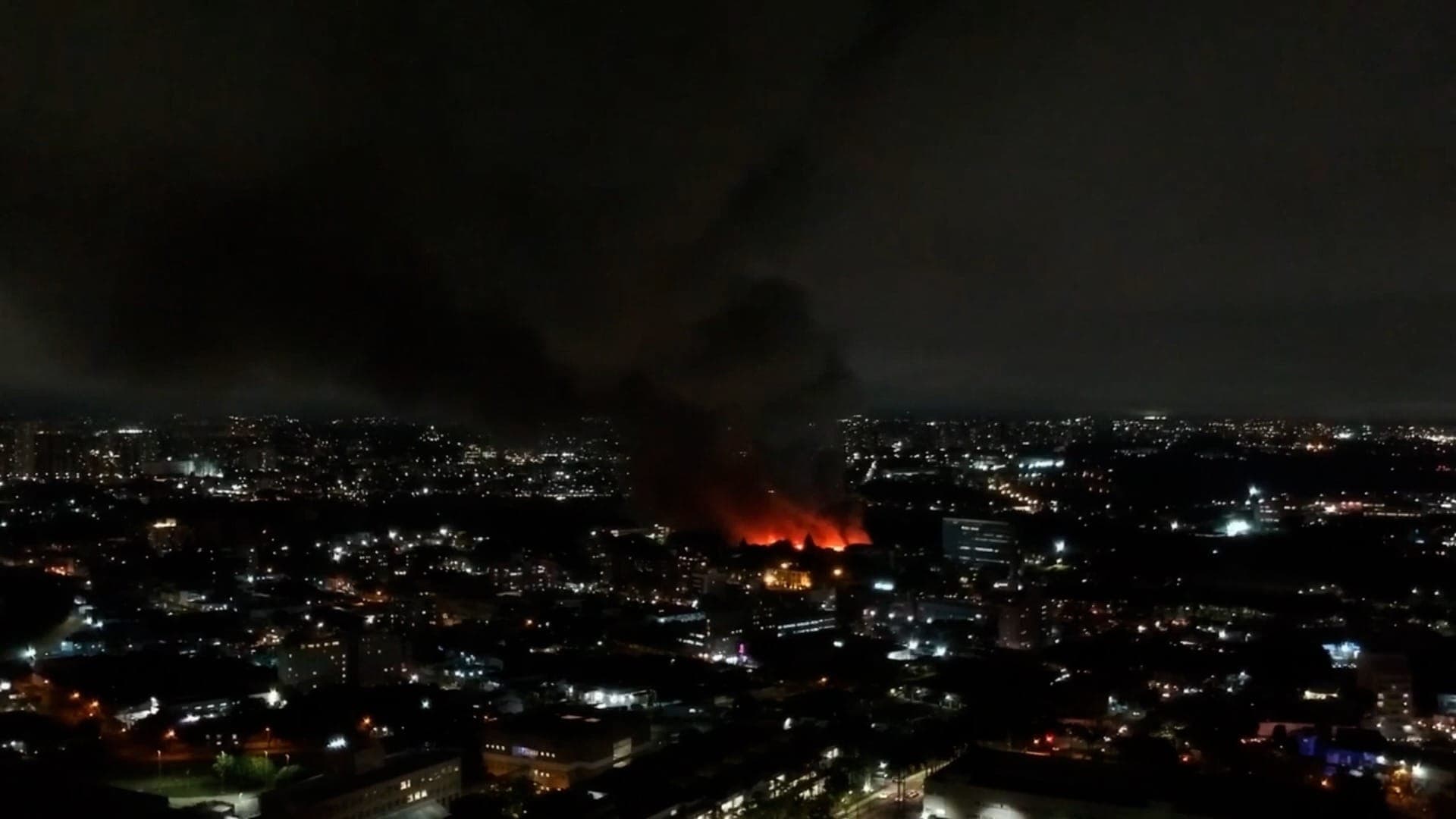 Laudos apontaram sobrecarga elétrica como causa do incêndio na PUCPR em abril. Caso não teve crime e deve ser arquivado pelo MP.
