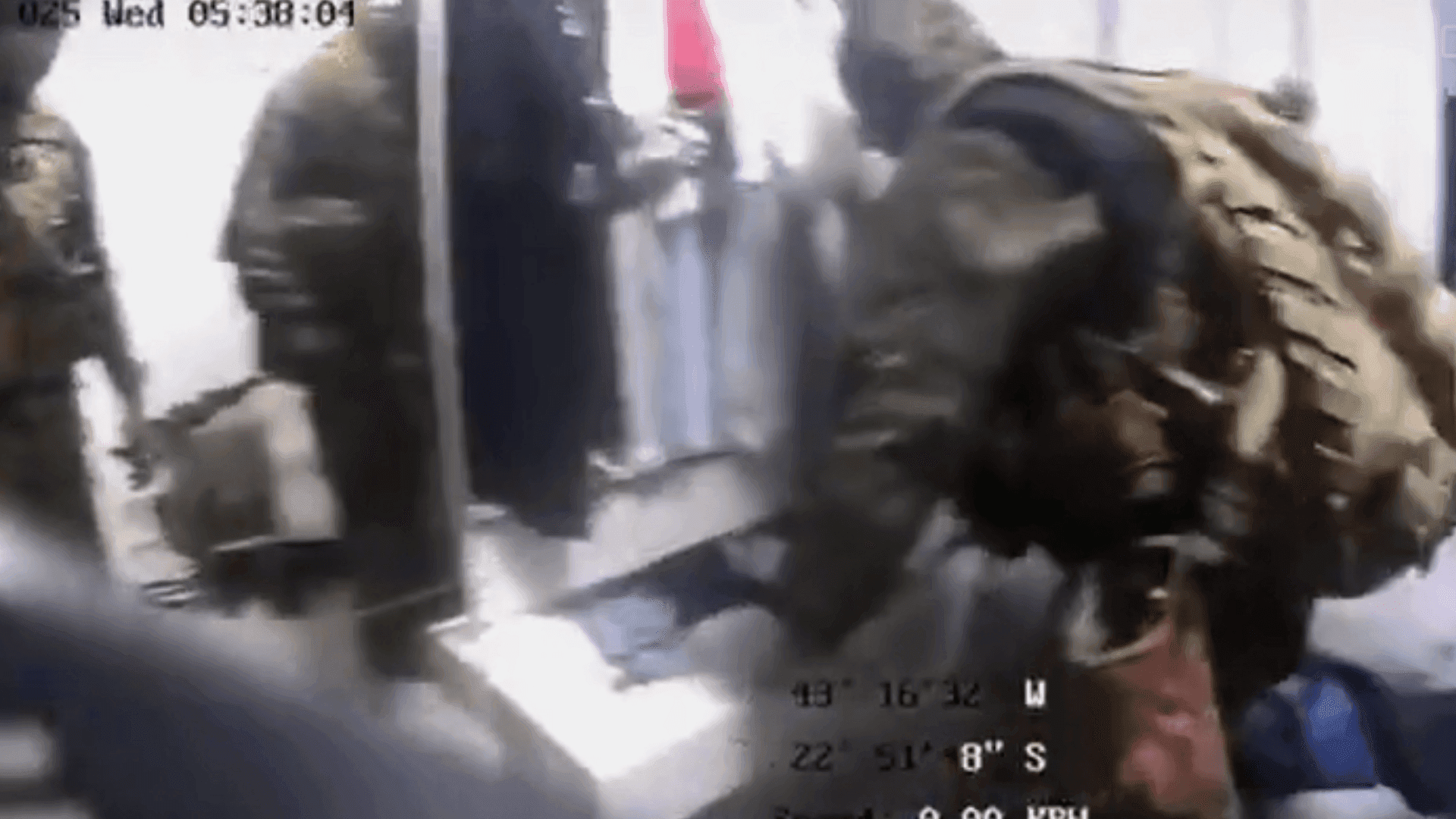 Nas imagens, os policiais chegam a abrir recipientes de perfumes