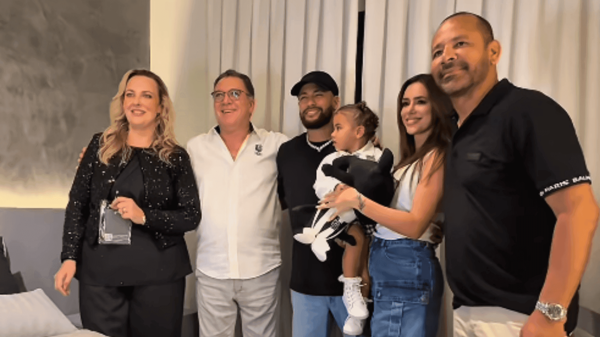 Neymar visita o novo quarto no CT Rei Pelé ao lado do pai, Neymar Santos, de Bruna Biancardi e da filha Mavie