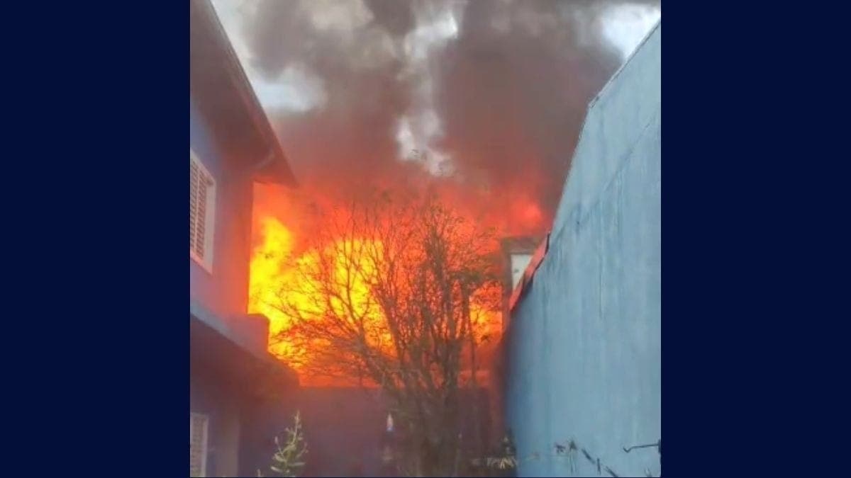 Incêndio ocorreu na Avenida Santa Cruz dos Lázaros e atingiu um imóvel na rua de trás, a Rua Luciano de Toledo