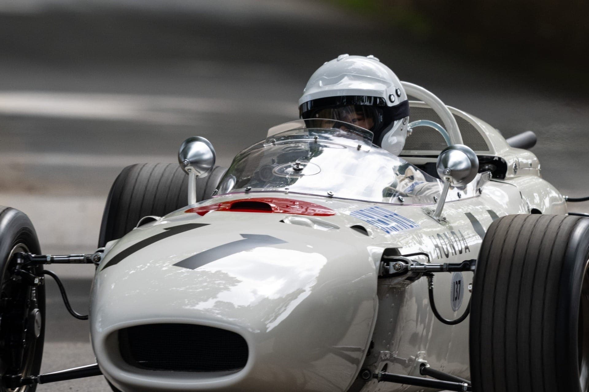 Tsunoda abordo do RA272 durante o Festival de Goodwood de 2024