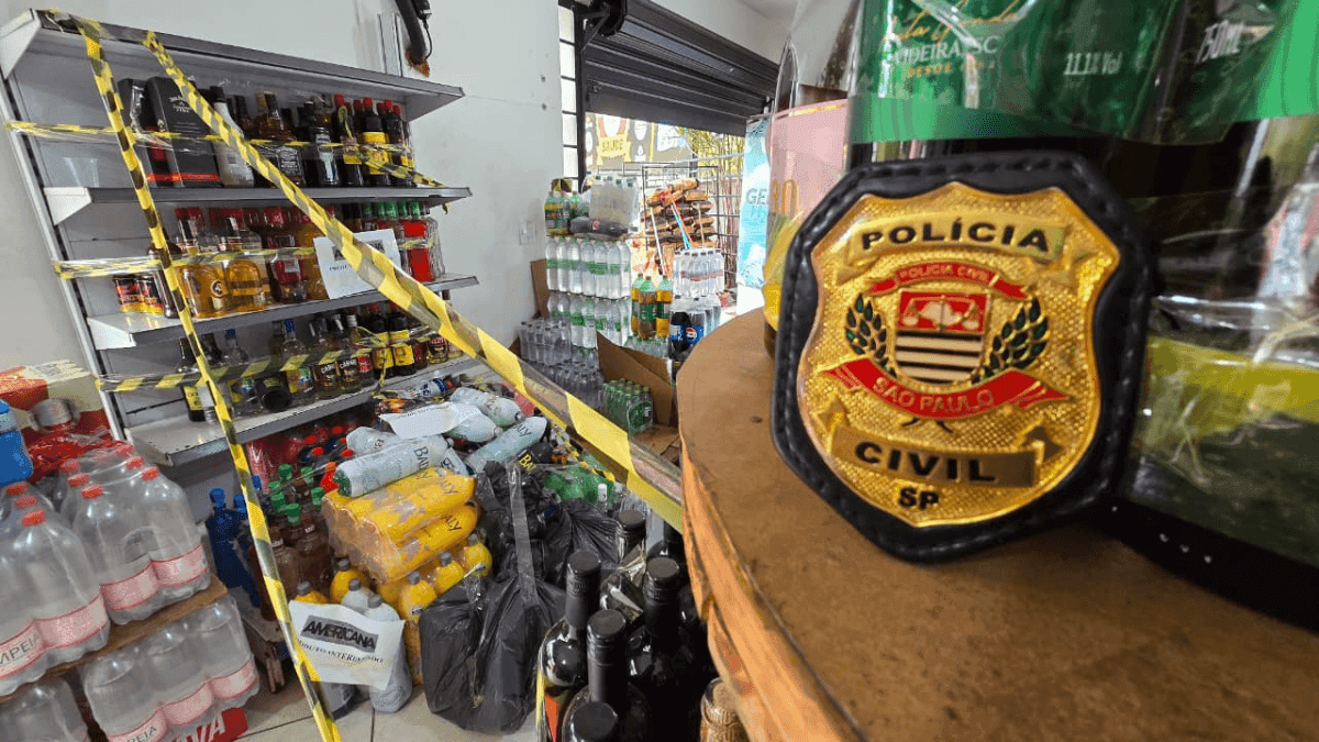 Foram apreendidas garrafas de bebidas destiladas, diversas caixas destes produtos de origem e procedência não conforme com a legislação sanitária