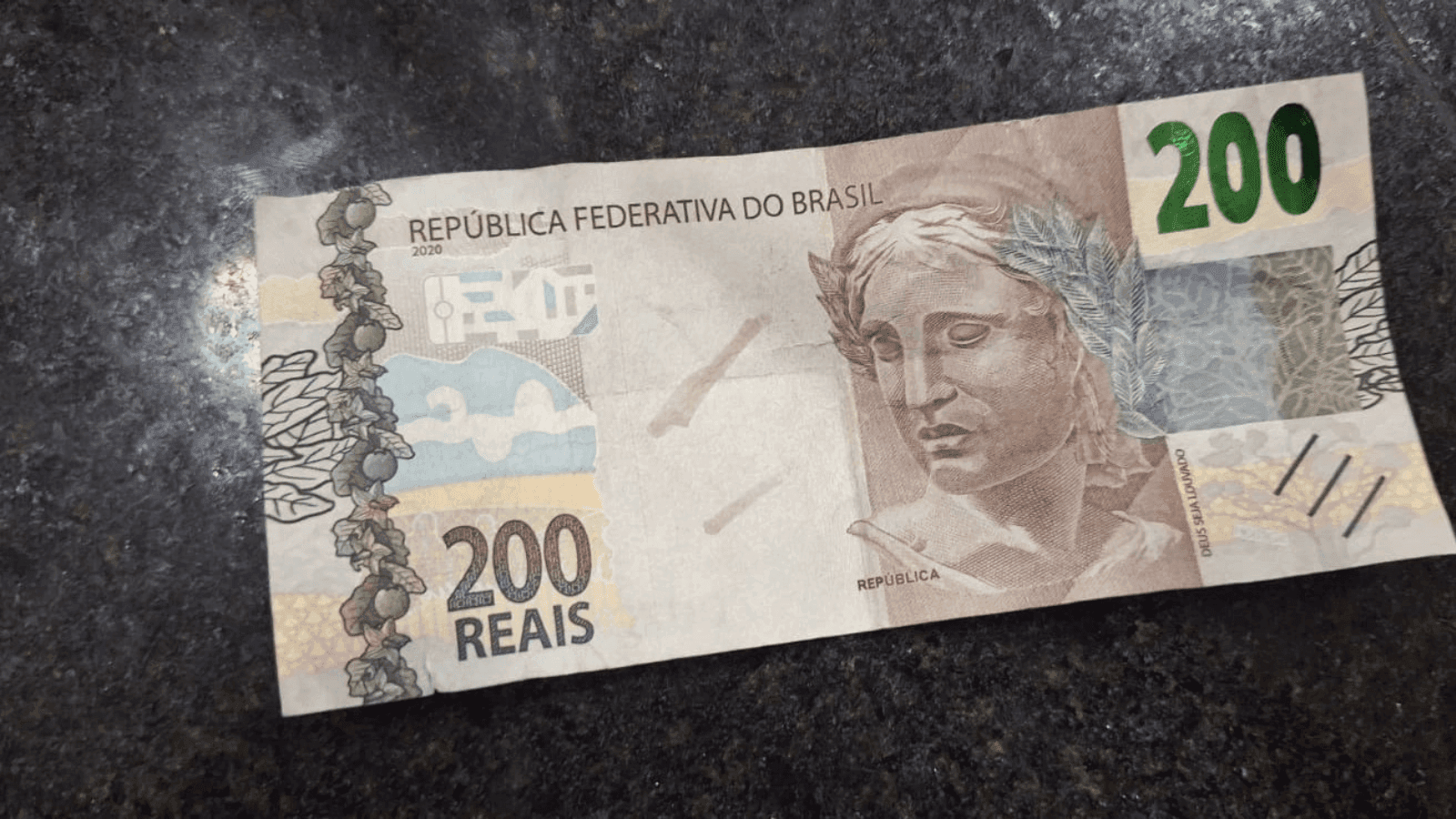 O suspeito tentou passar a nota de R$ 200 em uma pastelaria