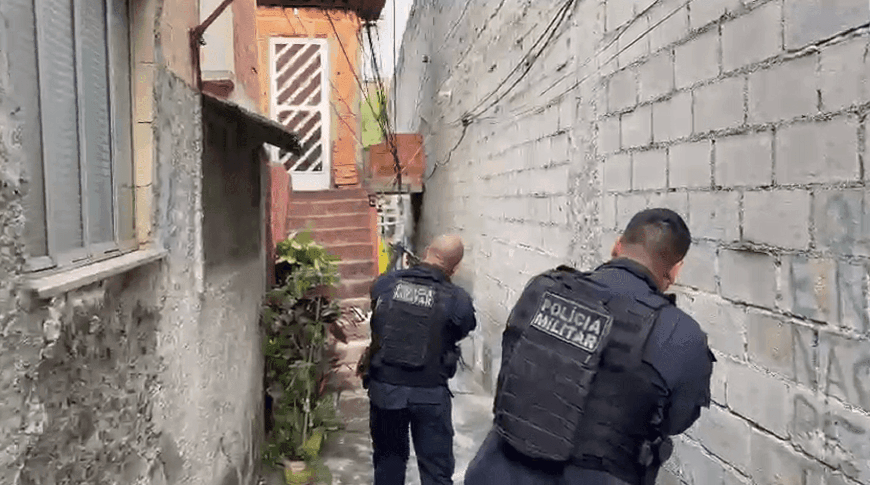 Agentes da PM atuando no Complexo da Mangueirinha