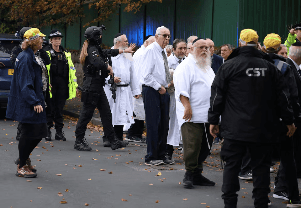 Ataque em frente a sinagoga em Manchester deixa dois mortos e quatro feridos