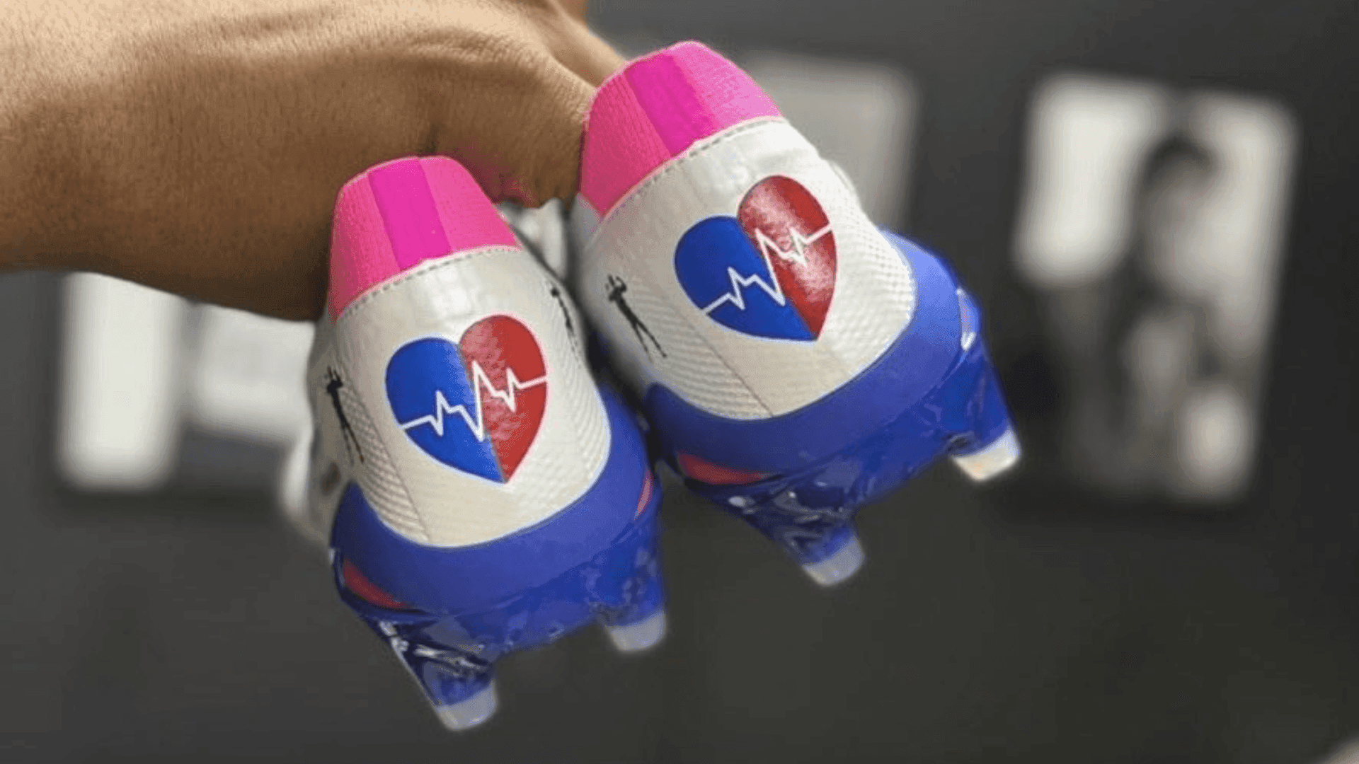 Chuteira personalizada de Gabigol traz corações em azul e vermelho para o duelo contra o Flamengo no Maracanã