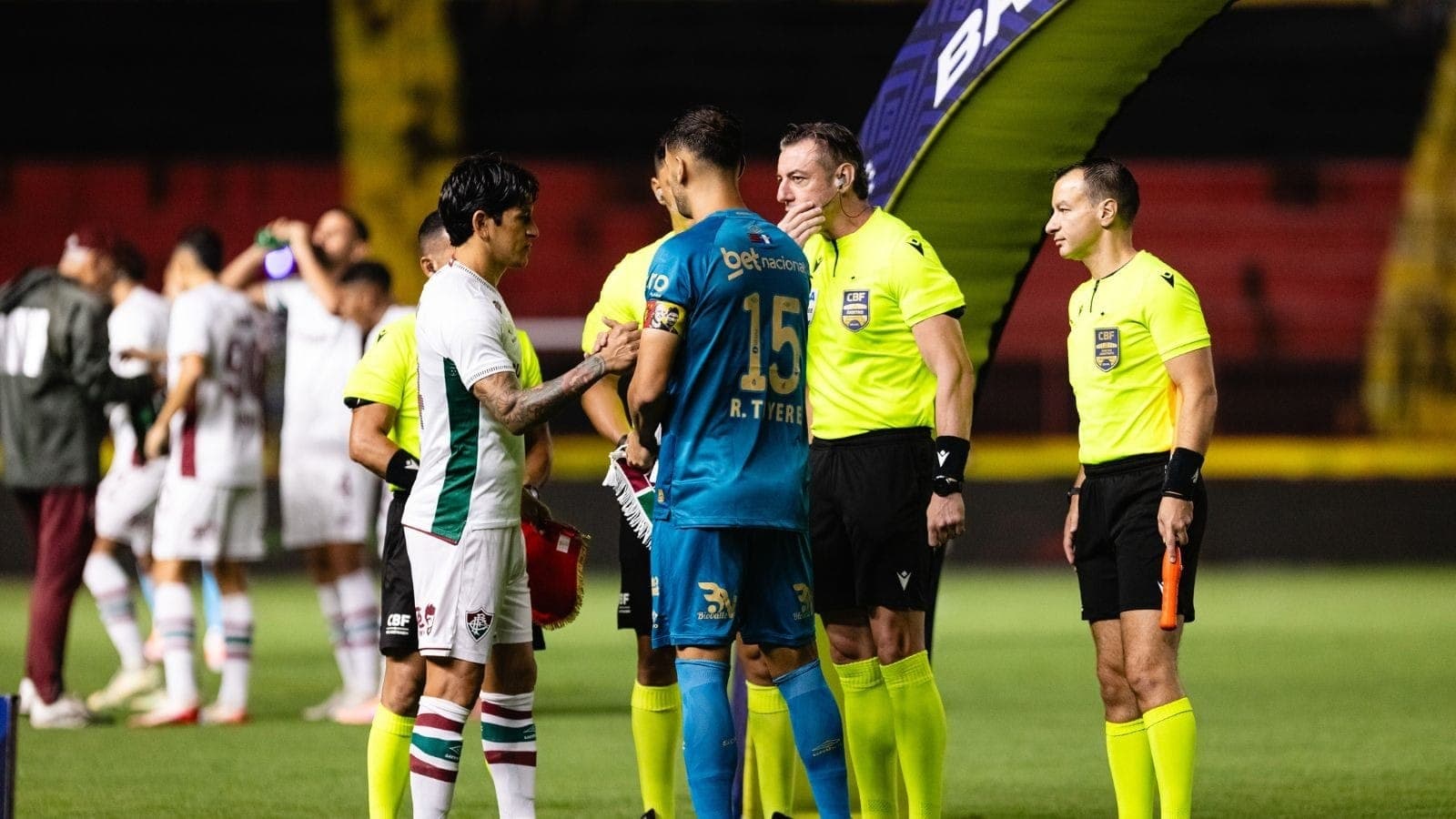 Germán Cano, Rafael Thyere e Raphael Claus, árbitro do jogo
