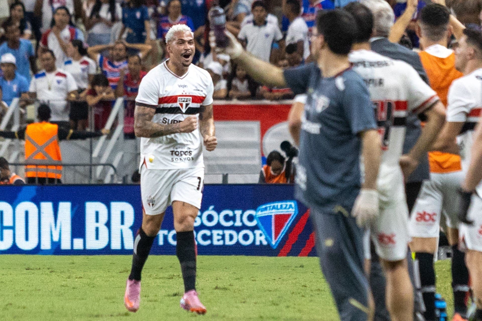 Luciano comemora segundo gol do São Paulo