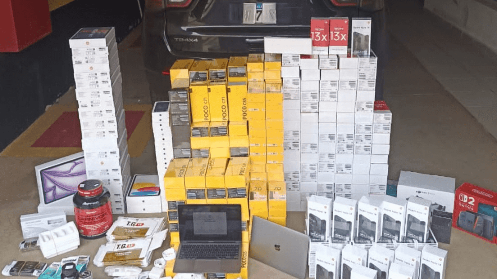 Os policiais avaliaram os produtos em mais de R$ 800 mil