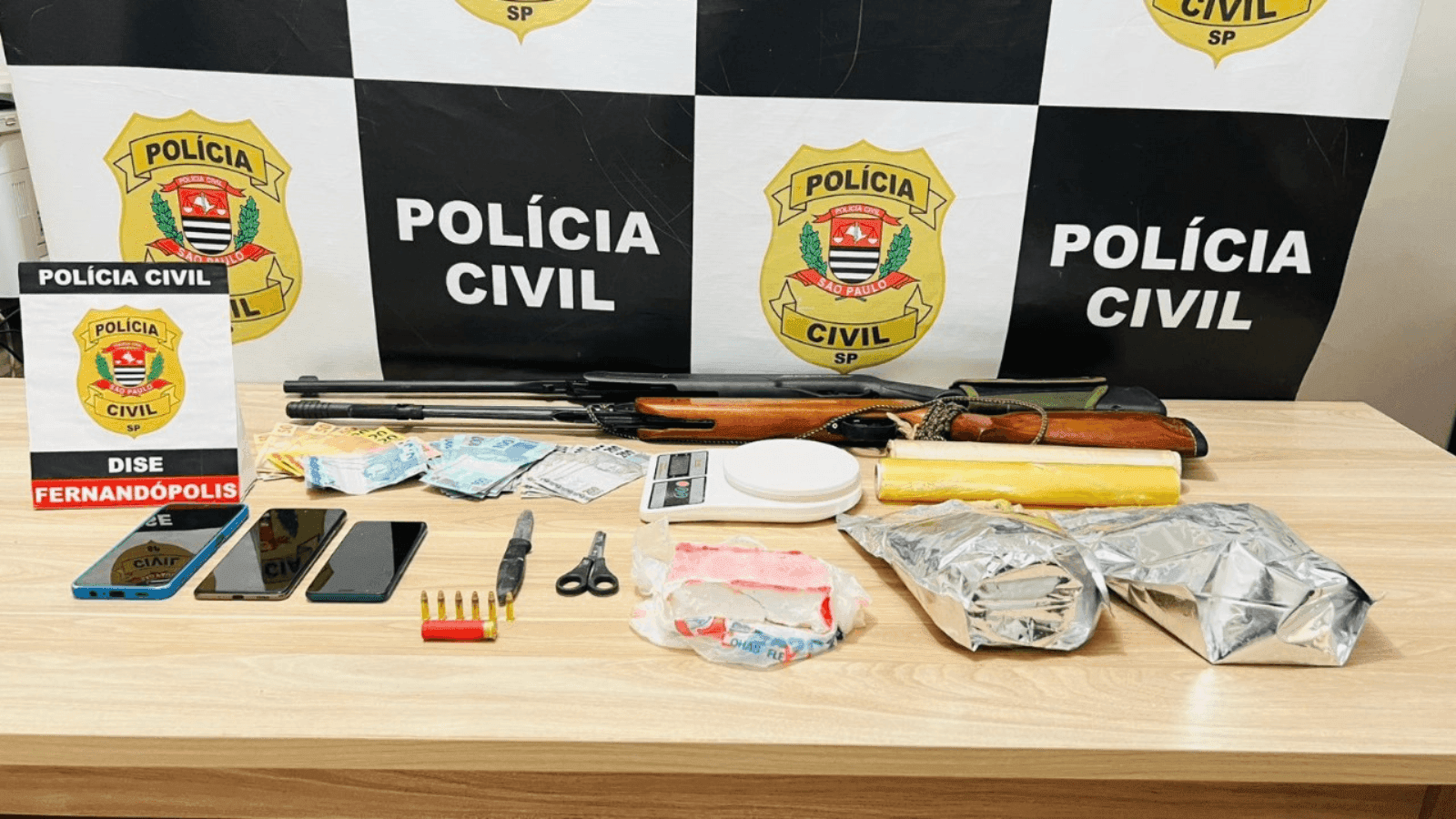 Os policiais encontraram todo o material na casa do suspeito
