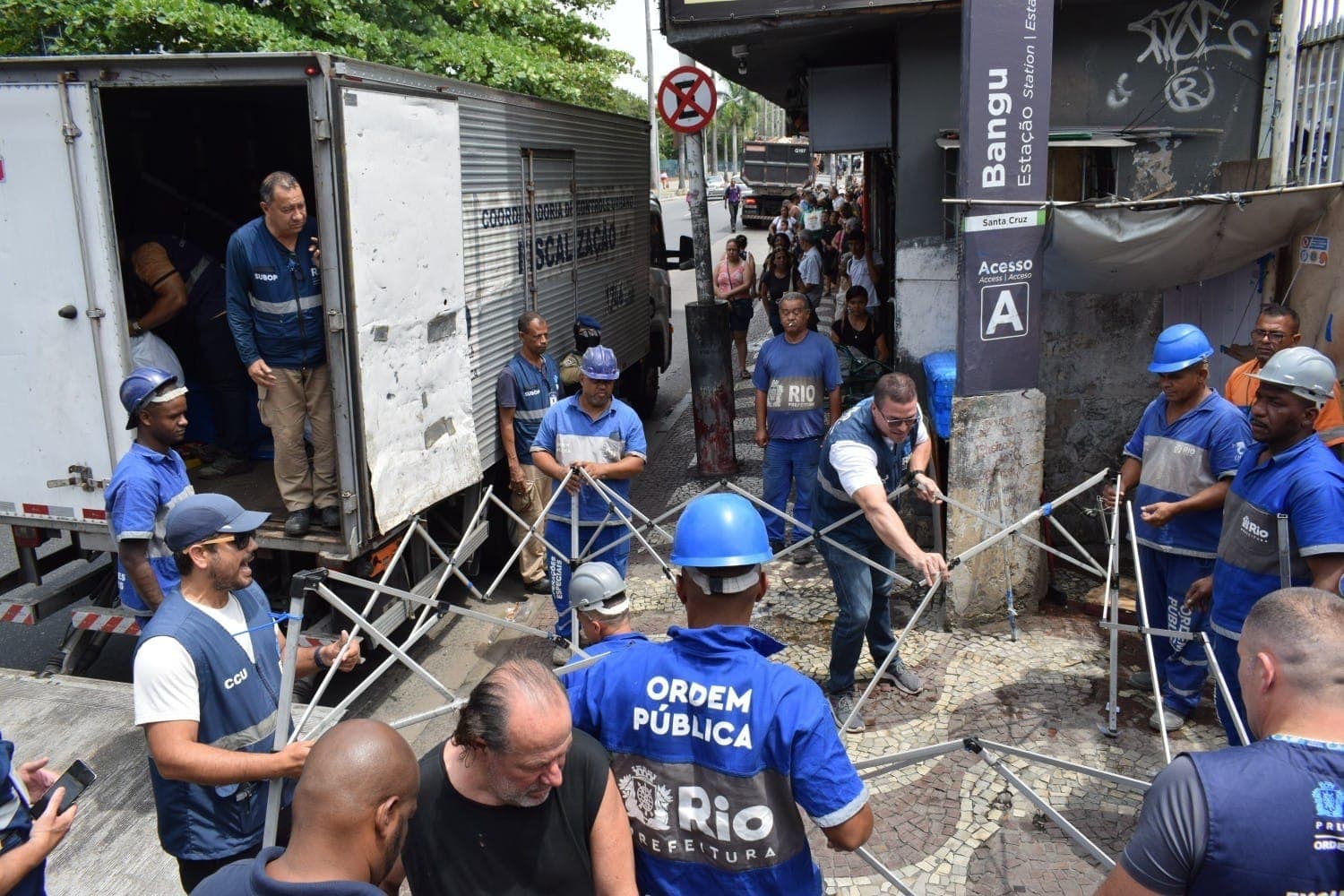 A operação removeu 19 estruturas não autorizadas do Calçadão de Bangu.