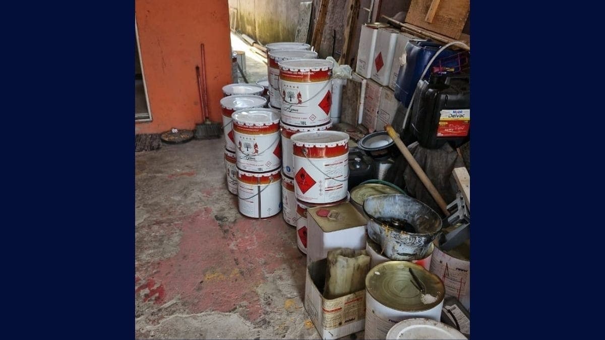 Latas de tinta e de solvente foram encontradas em um imóvel em Moreira César