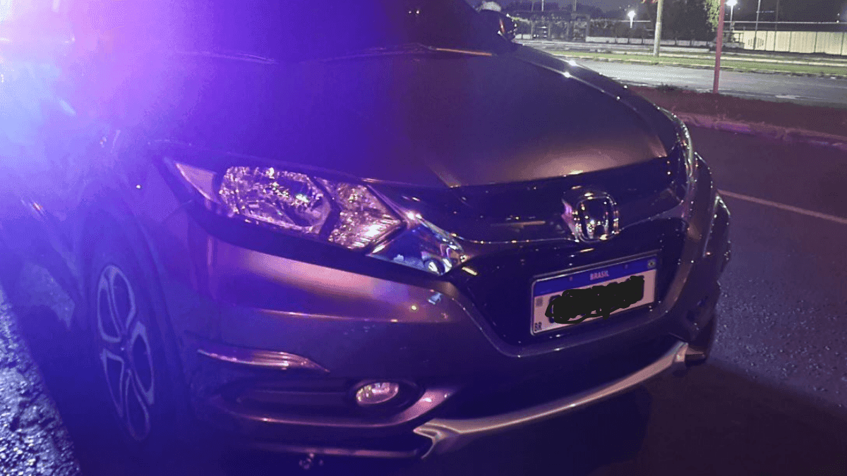 O suspeito conduzia um veículo Honda HR-V furtado