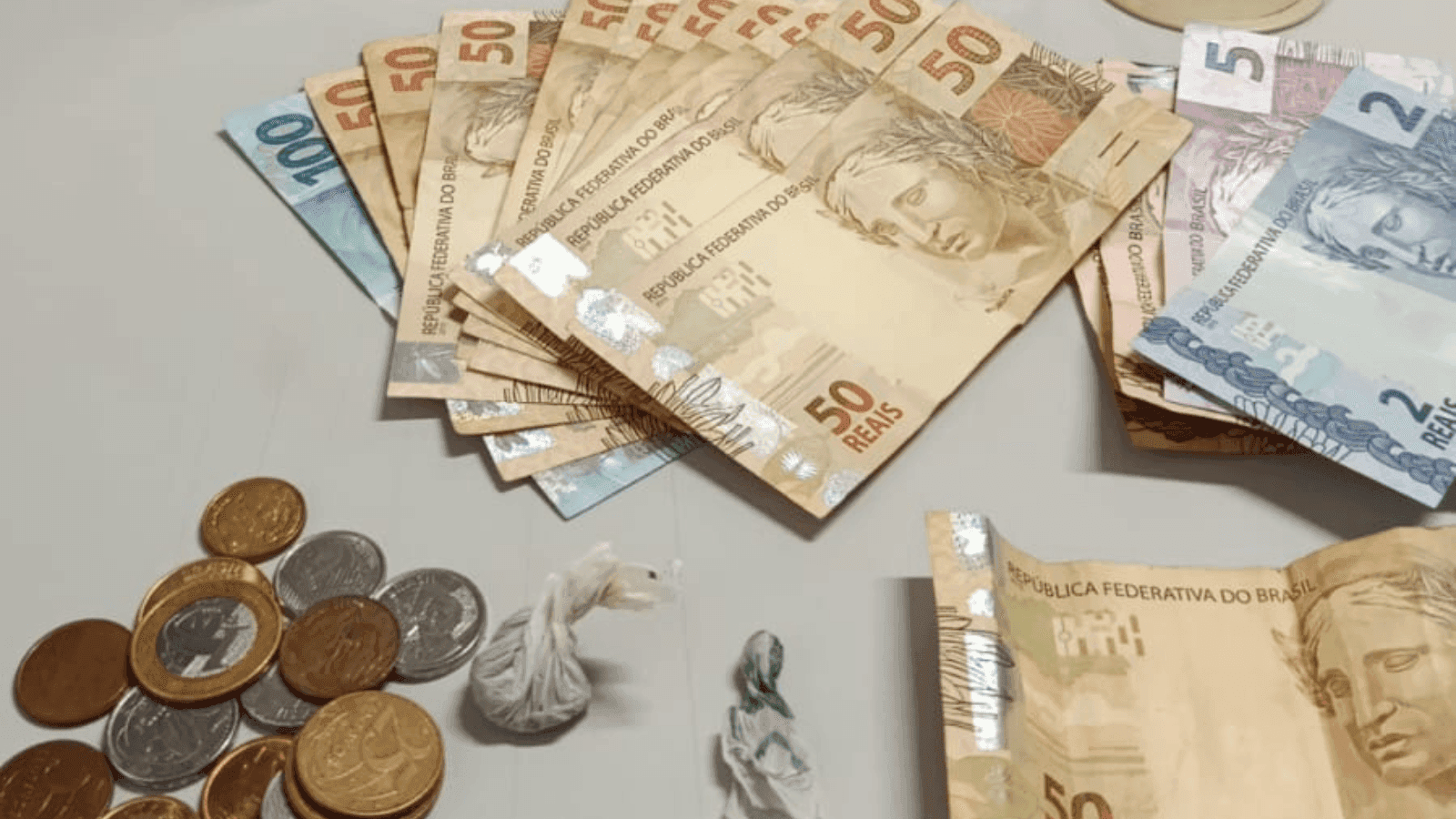 O suspeito estava de posse de porções de drogas e dinheiro