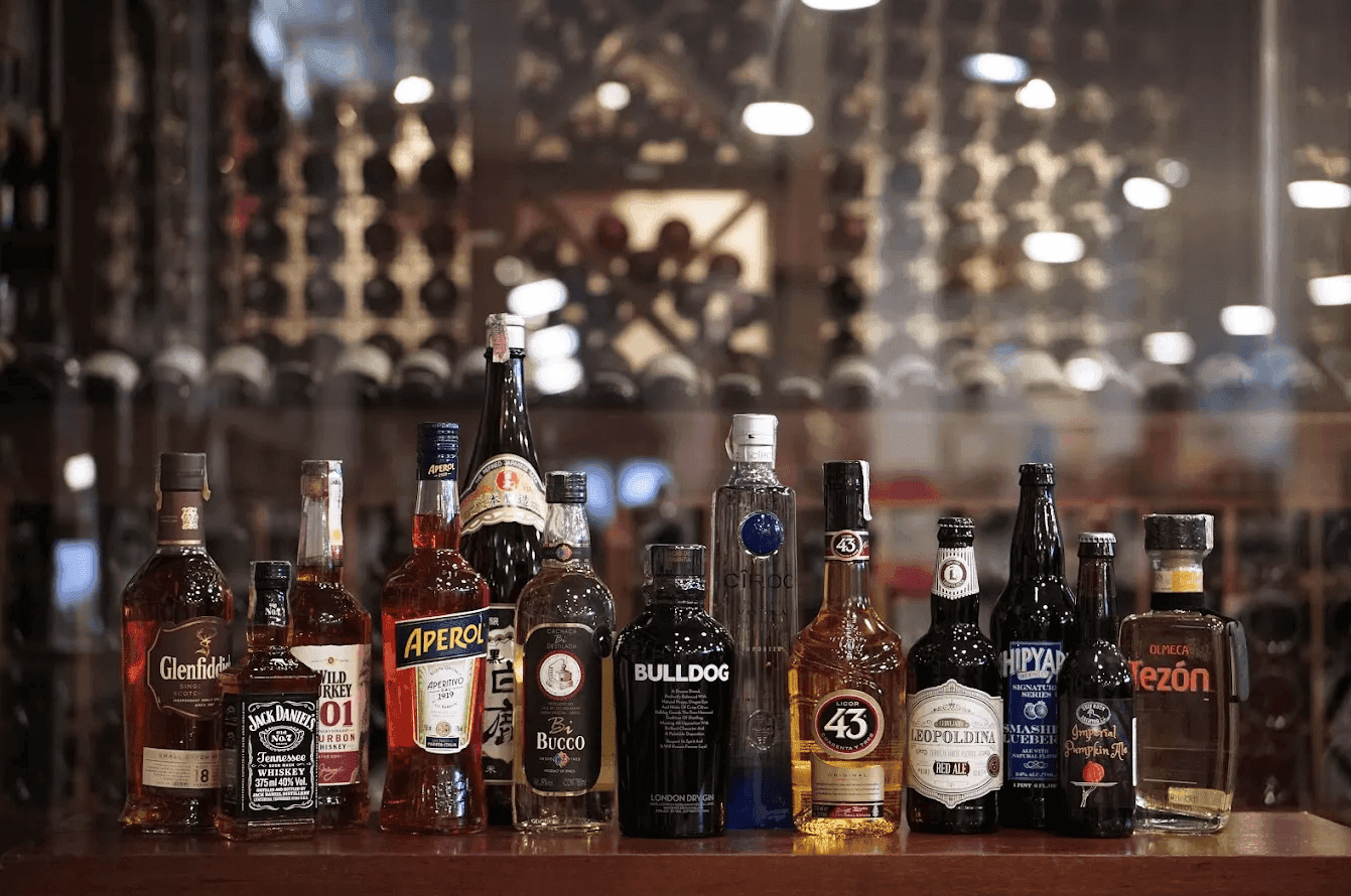 Sinais após consumo de bebidas como dor de cabeça, nos olhos, náusea e vômito necessitam de atenção, com procura por ajuda médica