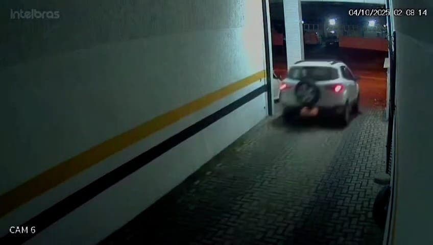 Homem embriagado bate em muro da Central de Flagrantes em Curitiba