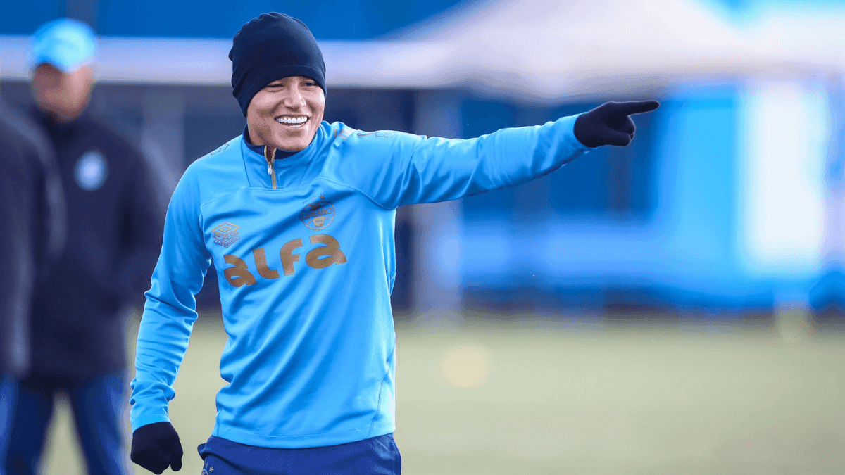 Marlon detona arbitragem e afirma que Grêmio está sendo "roubado"