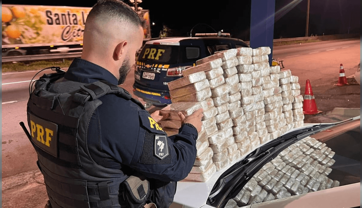 PRF apreende 110 tabletes de cocaína na Via Dutra, em Caçapava