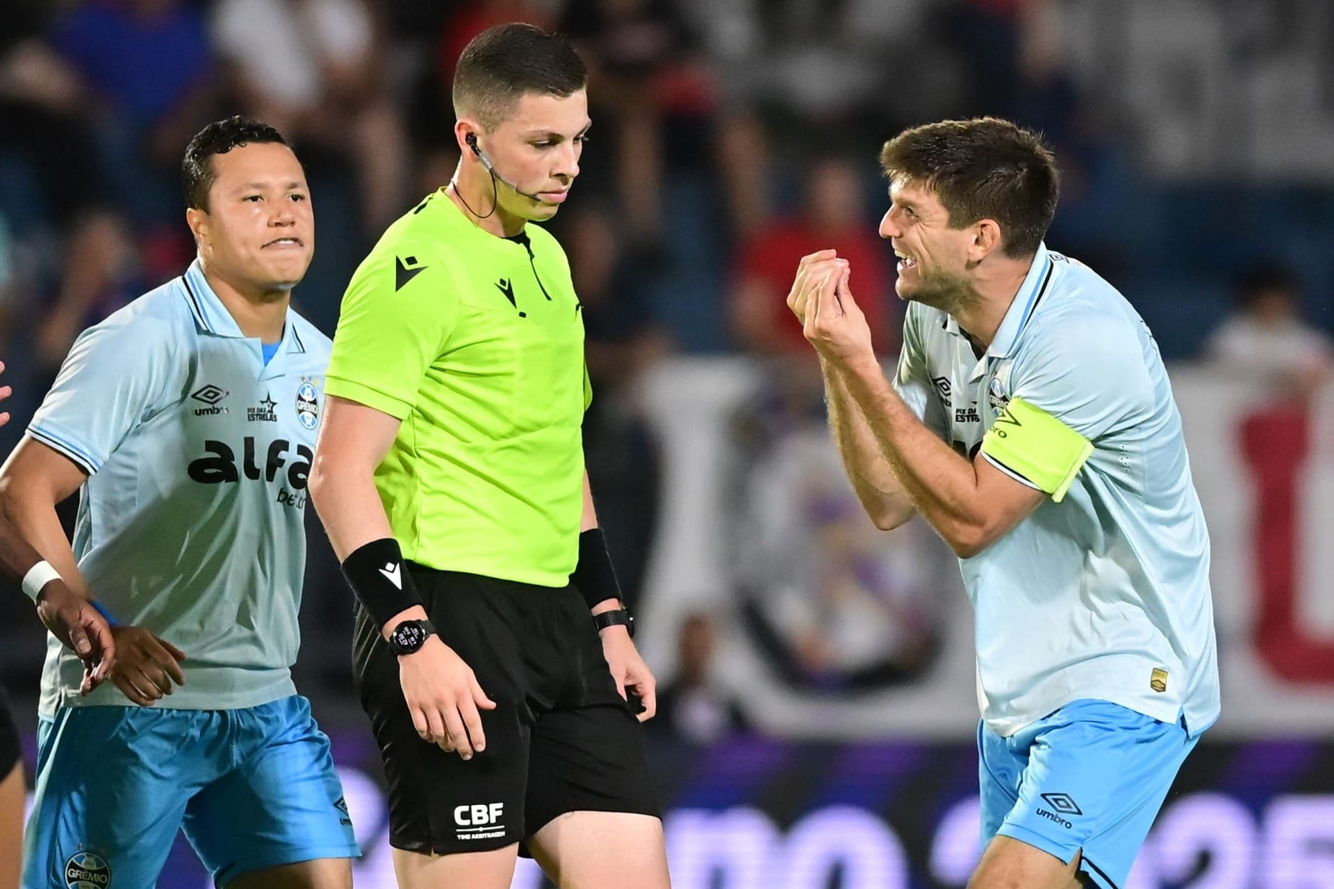Walter Kannemann contesta expulsão em jogo contra o Bragantino