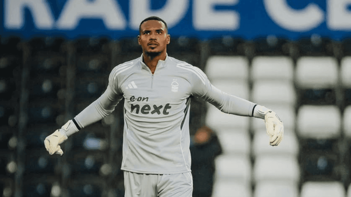 Goleiro John, atualmente no Nottingham Forest, da Inglaterra
