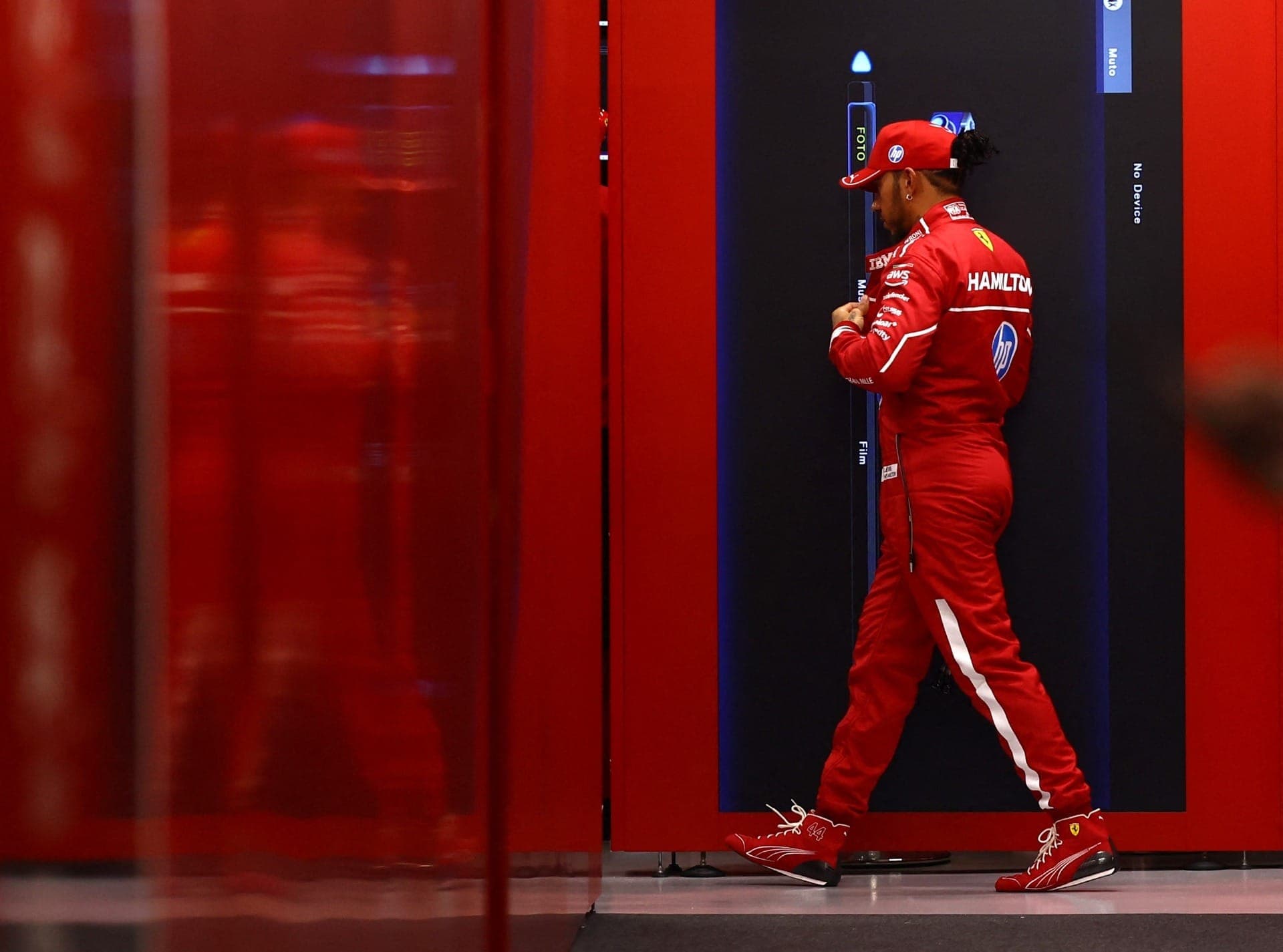 Hamilton é punido em Singapura, fica sem freios e admite que Ferrari está abaixo dos rivais