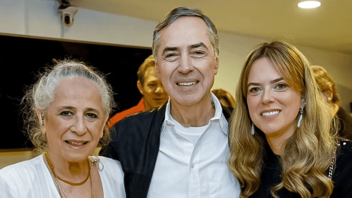 Luís Roberto Barroso com a cantora Maria Bethânia em São Paulo