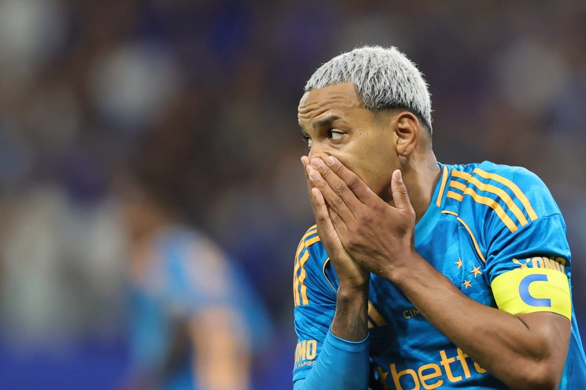 Matheus Pereira lamenta chance perdida durante partida do Cruzeiro contra o Sport