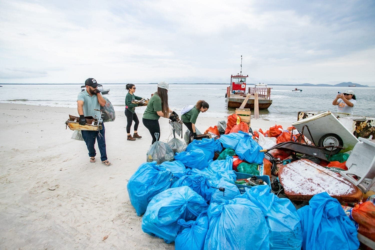 Mutirão retira 11 toneladas de lixo das praias da Ilha do Mel