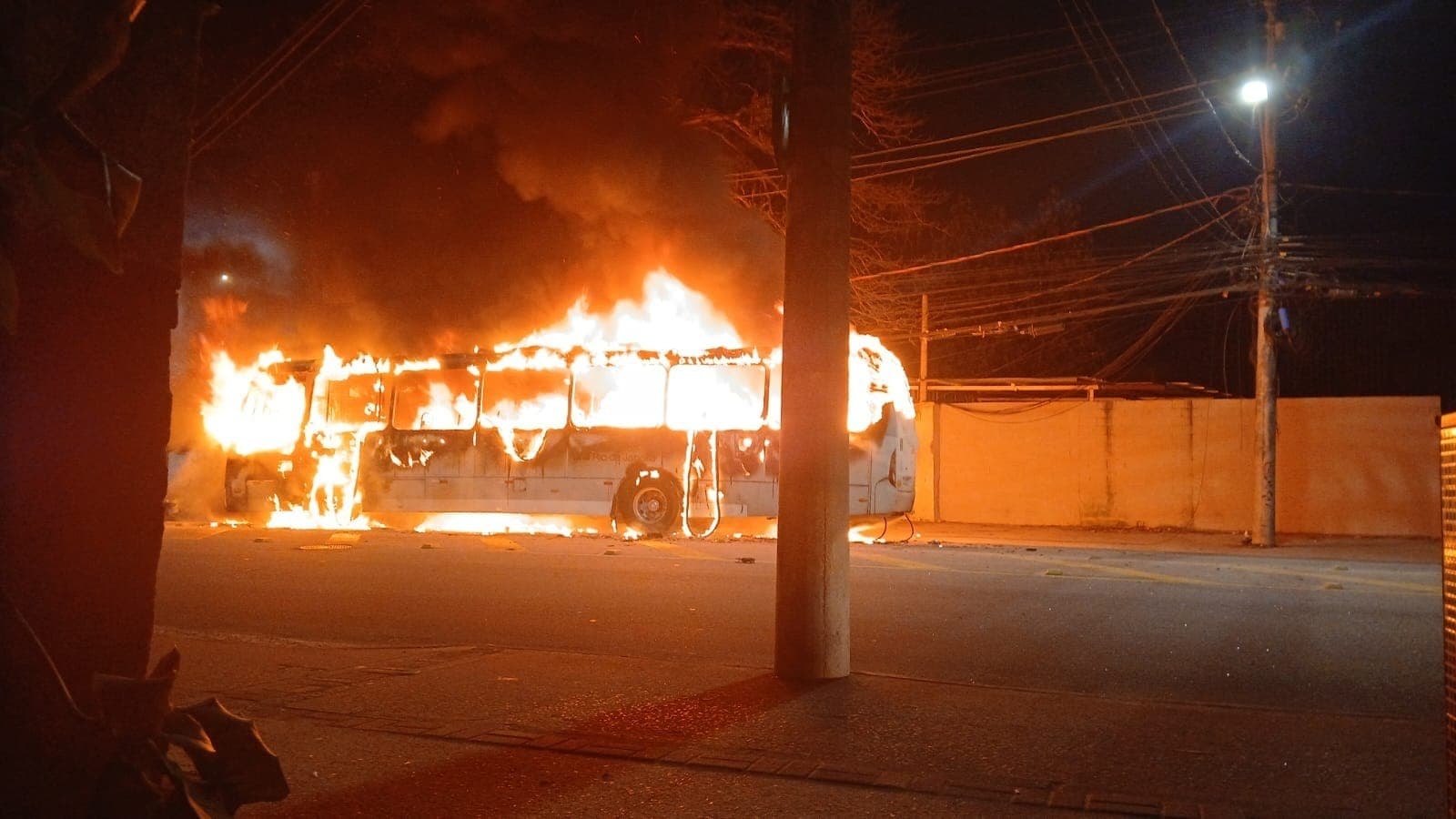 Ônibus incendiados por criminosos na Estrada dos Bandeirantes