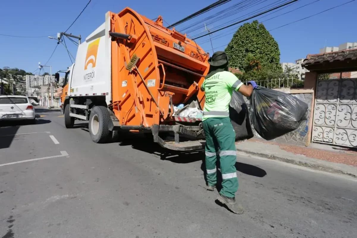 A Companhia de Limpeza de Niterói (CLIN) vem fazendo ações de orientação em vários bairros