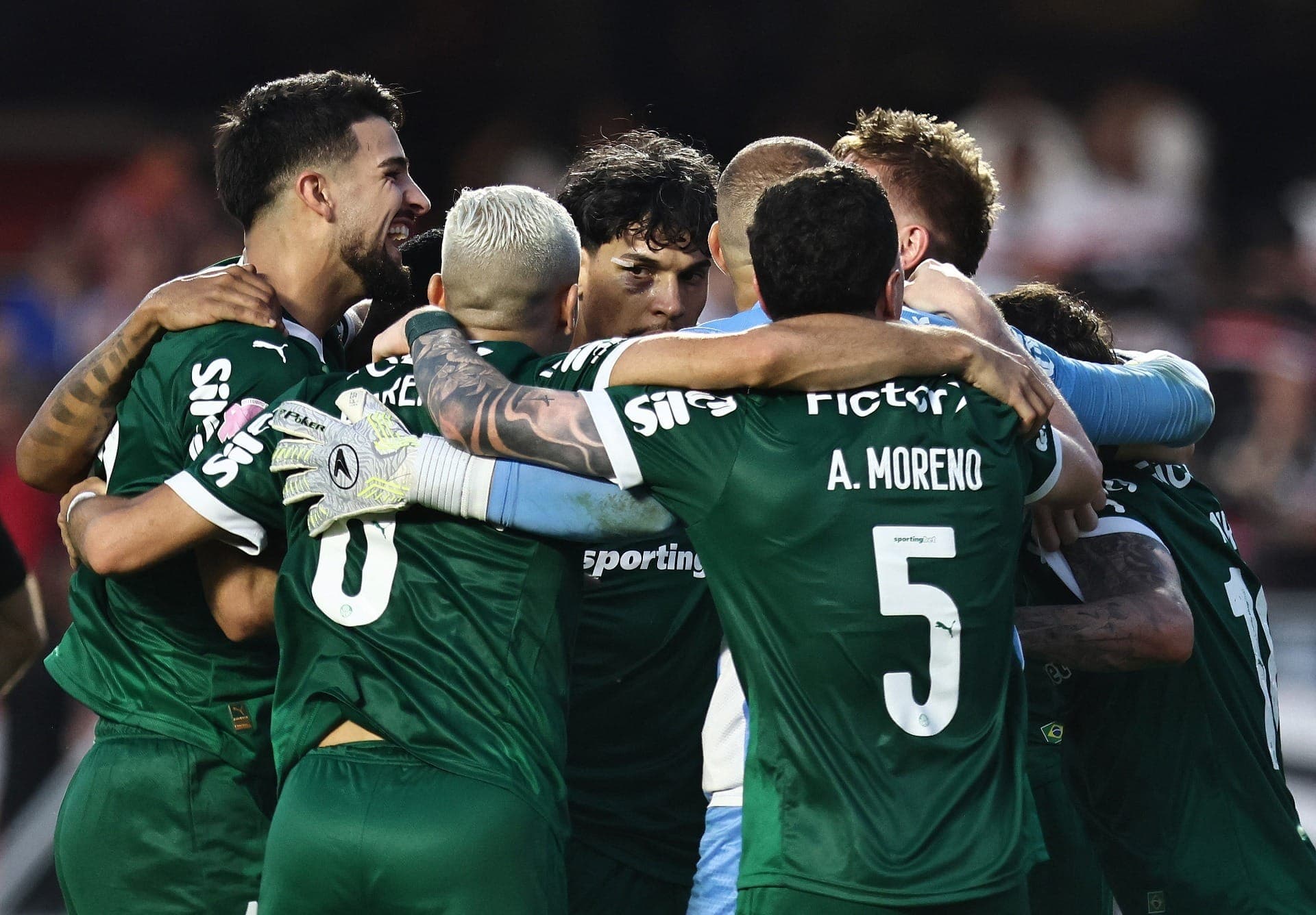 Jogadores do Palmeiras comemoram vitória contra o São Paulo