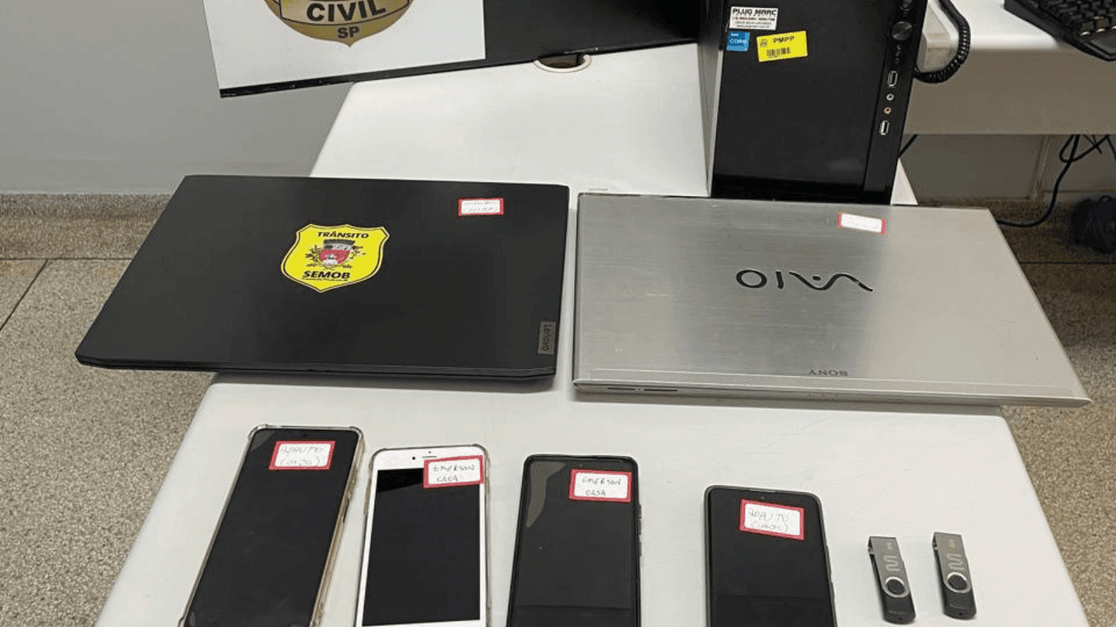 Os policiais apreenderam celulares, computadores e pen-drives