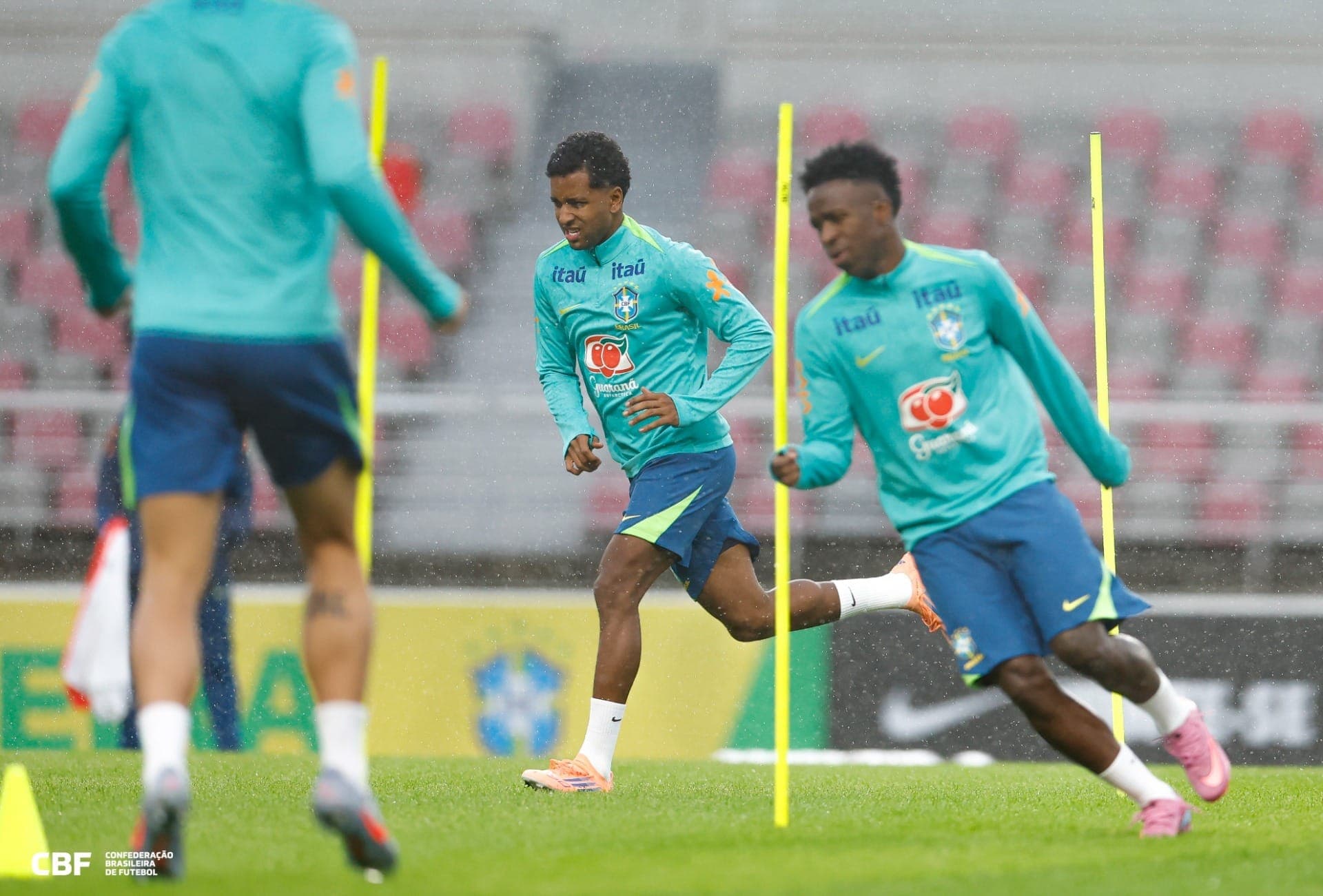 Rodrygo (fundo) e Vini Jr em treino da Seleção em Seul