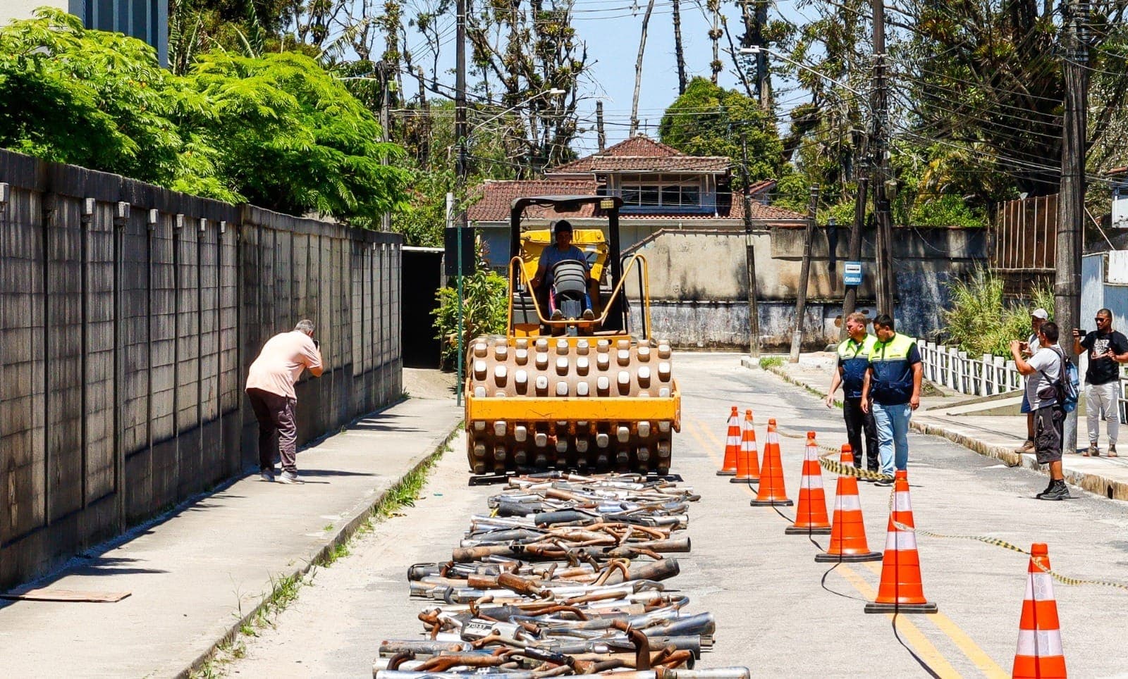 Destruição dos escapamentos irregulares apreendidos pela Prefeitura de Petrópolis