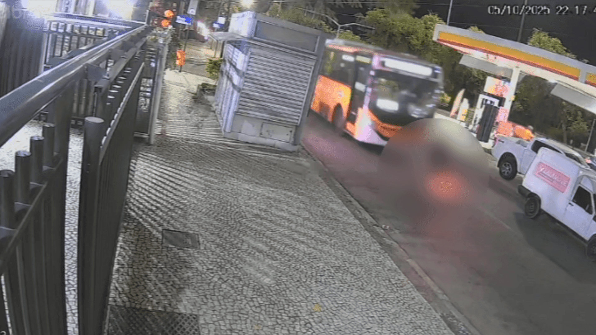 magens de câmera de segurança mostram o homem circulando na contramão