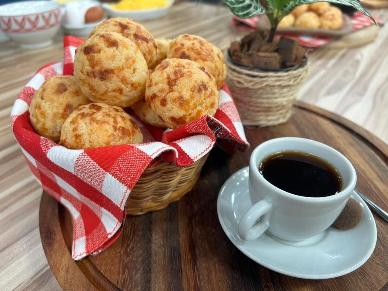 Receita de pão de queijo do Melhor da Tarde leva queijo prato ao invés de meia cura