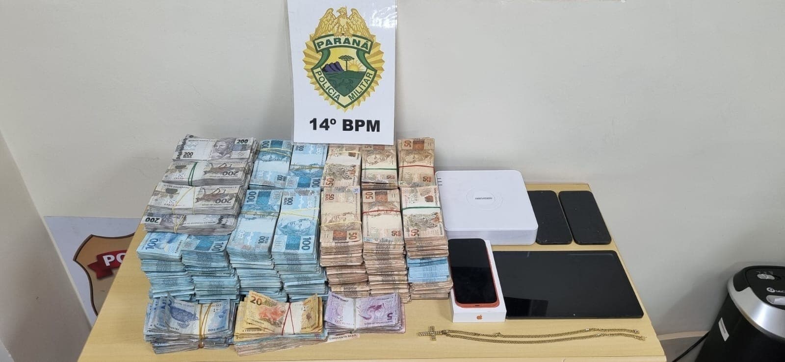 Agentes de segurança e Polícia Federal apreenderam R$ 1,2 milhão em espécie durante ação em residência no Jardim Panorama, em Foz do Iguaçu.