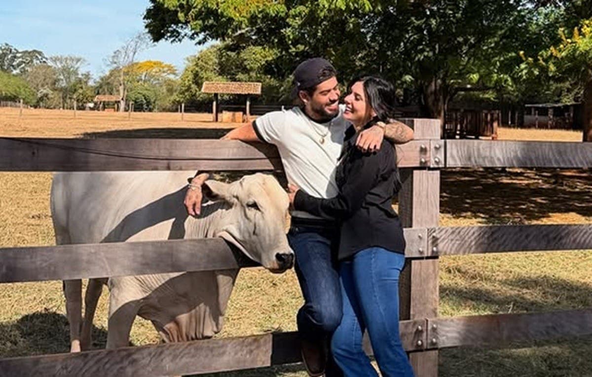 Ana Castela e Zé Felipe posam em clima de romance