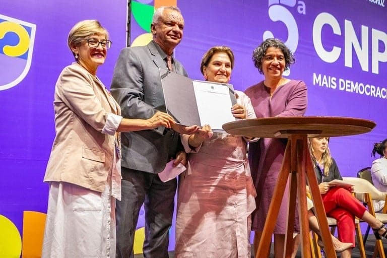 Ministra Márcia Lopes ao lado das secretárias de Autonomia Econômica, Rosane Silva (à esquerda), e Enfrentamento à Violência contra Mulheres, Estela Bezerra (à direita), e do secretário-executivo do MTE, Chico Macena.