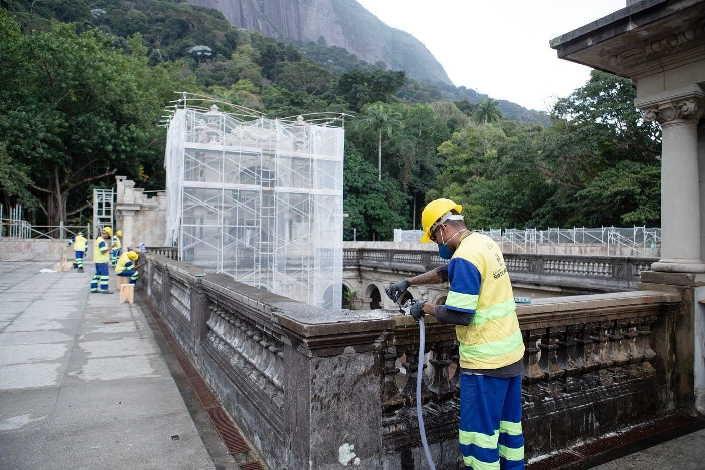 O processo, minucioso e técnico, é executado por profissionais especializados