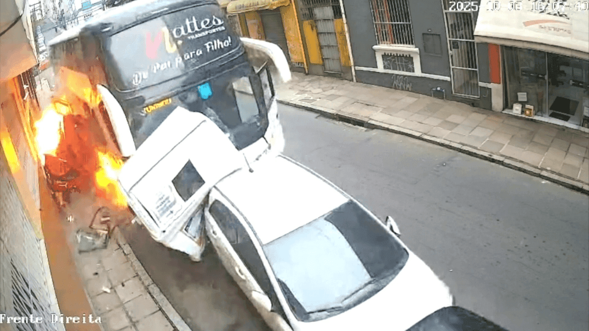 Polícia investiga se acidente com ônibus em Porto Alegre foi causado por alunos