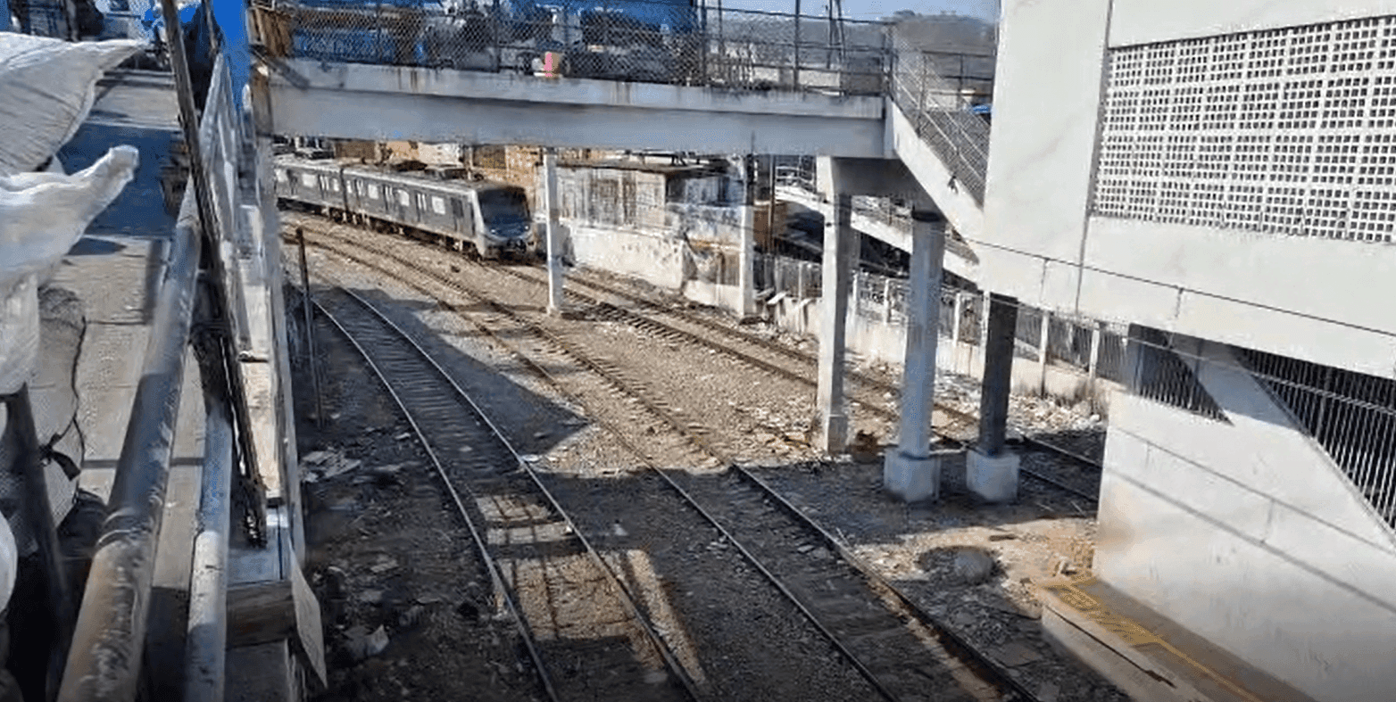 Uma composição saiu dos trilhos na altura da estação Mercadão de Madureira, na Zona Norte