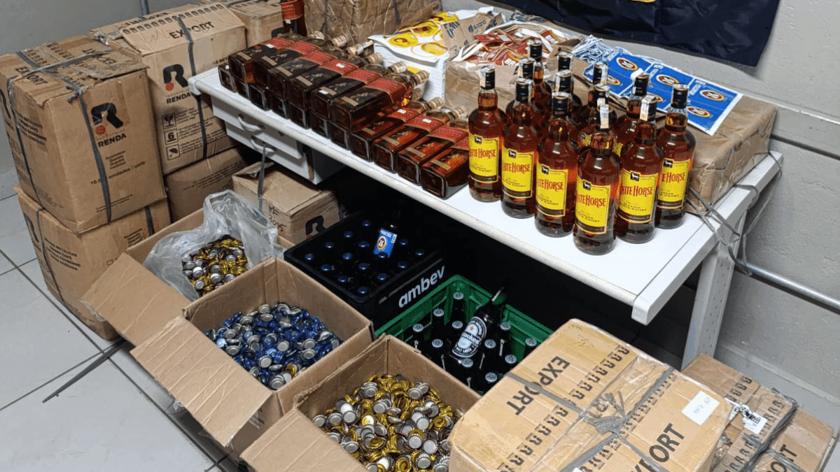 Foram apreendidas também grandes quantidades de bebidas sem origem confirmada