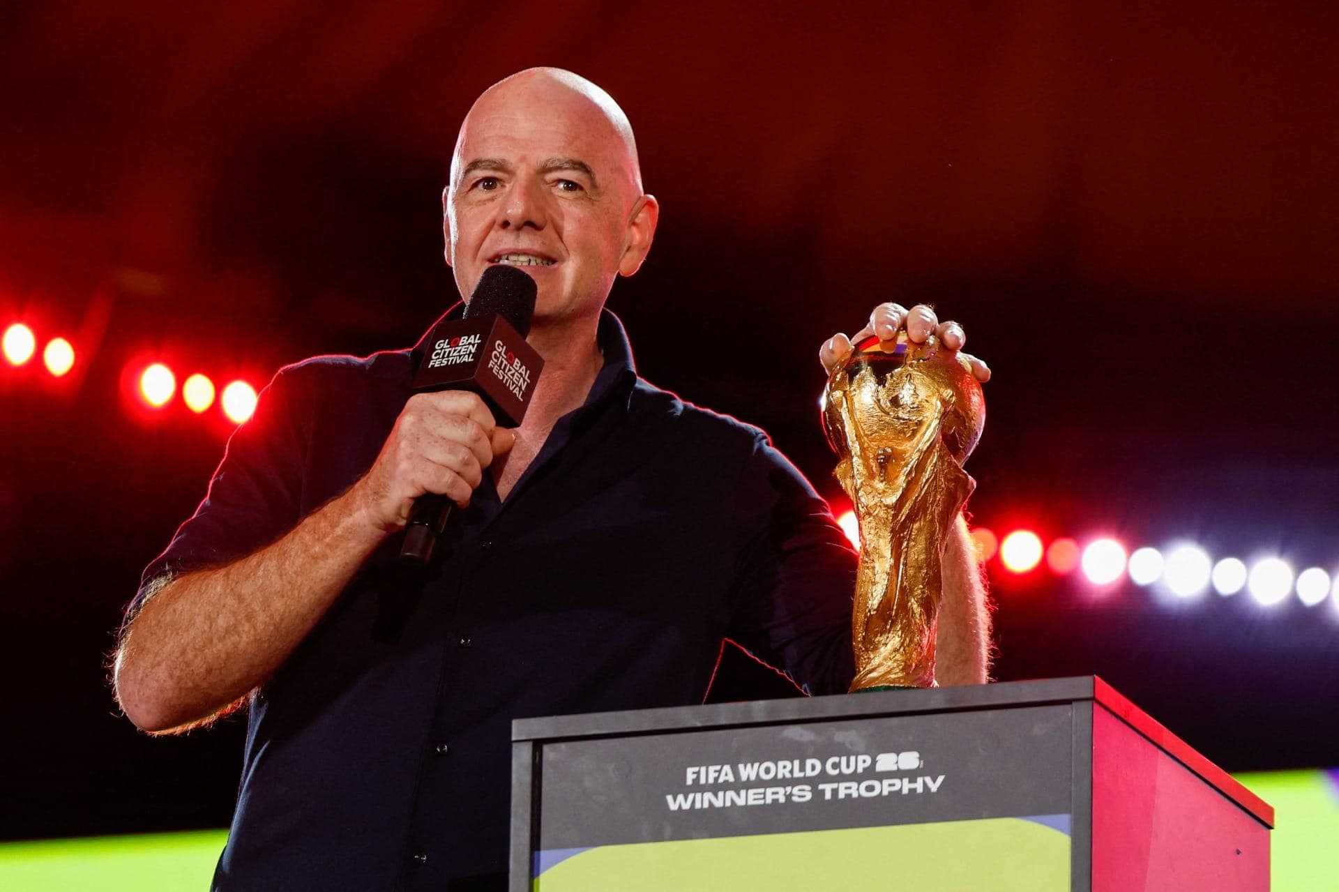 Gianni Infantino com a taça da Copa do Mundo da Fifa